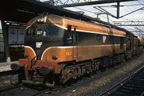 CIE 027 durchfhrt mit einem Kesselwagenzug im April 1992 Dublin Conolly Station