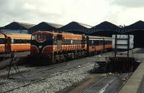 Im April 1992 steht CIE 071 mit einem Personenzug abfahrbereit in Dublin Heuston Station