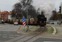99 2321-0 ``Molli`` der mecklenburgischen Bderbahn bei der berquerung des Bahnberganges zwischen Bad Doberan Stadt und Bad Doberan HBF am 29.10.2012.