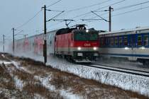 Zugbegegnung an der Nordbahn, im Jnner 2013. 1144 116 meets S-Bahn nach Gnserndorf. Die Aufnahme entstand bei Helmahof.