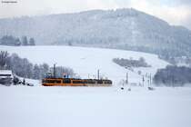 Winterliches Murgtal. Whrend eines Schneeschauer fahren zwei AVG-Triebwagen, der vordere im Neulack, der hintere im Altlack nach Freudenstadt hinauf. Aufgenommen am 09.02.2013 bei Rt bei etwa 40 cm Schnee.