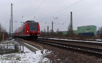 Energiespar Quietschie!

Einige Triebwagen der Baureihen 425 und 426 wurden auf LED Lampen umgerstet.

426 004-8 hat solche neuen Stirnlampen bekommen, hinten luft 426 021, noch mit herkmmlichen Lampen.

Regionalbahn St. Ingbert - Dillingen/Saar.

KBS 685 beim Stahlwerk Bous/Saar (ehemals Mannesmann Rhrenwerke)
12.02.2013