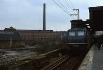 110 131-0 1979 auf Gleis 18 im Düsseldorfer Hauptbahnhof. Heute sieht es hier völlig anders aus: die alte Halle ist durch eine neue ersetzt und der Bahnhof um die Gleise 19 und 20 erweitert worden. Auf dem Gelände des ehemaligen Stahlwerkes befindet sich der Bertha-von-Suttner-Platz mit seinen Bürohochhäusern.  