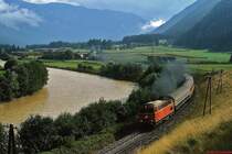 Nach einem heftigen Sommergewitter ist eine 2043 im September 1983 bei Sachsenburg im Drautal unterwegs. Der erste Wagen des Zuges ist ein DB-Kurswagen.