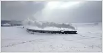 52.100 vom Heizhaus Strasshof nimmt mit ihrem SR 14370 am 17.2.2013 die Steigung am Mollmannsdorfer Berg in Angriff. (Weitwinkelversion)

http://www.eisenbahnmuseum-heizhaus.com/ 

