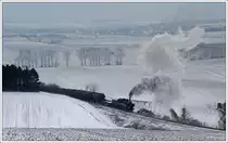 93.1420 vom Verein Neue Landesbahn mit ihrem SGAG 14500 von Korneuburg nach Ernstbrunn am 11.2.2013 am Mollmannsdorfer Berg. 

http://www.landesbahn.at/   
