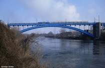 E-Lok  Schalke 1  der Solvay Chemicals GmbH schiebt mit Kalkstein beladenen Zug vom Tagebau zum Sodawerk Bernburg, Werkbahn mit 900 mm Spurweite, fotografiert auf der Brcke ber die Saale in Bernburg am 15.02.2013