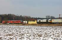Euro Cargo Rail / DB 247 043-3 wartet mit Containerzug aus Burghausen auf den einfahrenden DB Regio 628 + 928 426  Landkreis Straubing-Bogen  der Gubodenbahn, welcher zu Gast auf der Sdostbayernbahn-Strecke als RB 27159 Mhldorf - Burghausen unterwegs ist, KBS 942 Mhldorf - Burghausen, fotografiert im Bhf. Tling am 19.02.2013