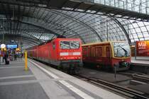 Hier links 143 058-6 mit einer RB14 (RB18918) von Berlin Schnefeld Flughafen nach Nauen und rechts 481 237-6 als S5 von Berlin Spandau nach Hoppegarten, diese beiden Zge stand am 16.2.2013 in Berlin Hbf.