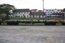 บ.ท.ต. 28044 (บทต = B.C.F./Bogie Container Flat Wagon) am 06.Jänner 2013 im Bf. Thung Song Junction. Der Wagen wurde 1957 von Fuji Car Mrg.Co.Ltd. in Osaka/Japan als B.F.W. 379(Bogie Flat Wagon) gebaut und später von den SRT zum B.C.F.(Bogie Container Flat Wagon) umgebaut. 

