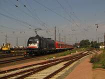 DB ES 64 U2-028 mit der RB 16317 von Eisenach nach Halle (S) Hbf, am 26.08.2011 in Grokorbetha.