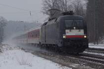 ES 64 U2 - 072 mit IC Knigssee am 15.02.2013 in Aling. 