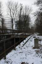 21.02.2013 Berlin zwischen Julius-Leber-Brcke und Schneberg (Blickrichtung), Kilometerstein 2.9; Die genaue Streckenfhrung ist mir noch nicht ganz klar - links neben der S-Bahn Strecke verlief die sog. Cherusker Kurve. Das stillgelegte Gleis rechts im Hintergrund fhrt ber die S-Bahn und hat sich dann wohl mit der o.g. Kurve verbunden. Konkretisierungen willkommen.