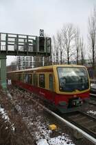 21.2.2013 Berlin, zwischen Julius-Leber Brcke und Schneberg. S 1 nach Wannsee und Vorsignal fr das Befahren des Gleises der Gegenrichtung.