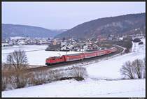 111 025-3 fhrt am 11. Februar 2013 bei Breitenfurth durchs Altmhltal.