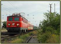 Mittlerweile ein gewohntes Erscheinungsbild. 1141 024 am 15.8.2006 mit dem Erlebniszug Zauberberge von Wien nach M�rzzuschlag kurz vor der Durchfahrt in Wien Atzgersdorf-Mauer.