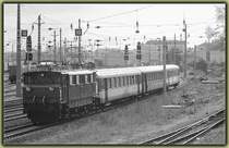 Im Normalfall bespannt eine 1046 den Erlebniszug Wachau. Um aber auch die anderen Fahrzeuge der �BB Notalgie zu bewegen, wurde am 15.8.2006 1670.25 f�r diese Leistung herangezogen. Die Aufnahme entstand kurz nach der Ausfahrt aus dem Wiener S�dbahnhof am  Matzleinsdorfer Balkon  bei sehr ung�nsigen Lichtverh�ltnissen (daher die Version in schwarzwei�)