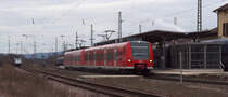 Whrend der Kohleleerzug nach Norden rollt...

schlichen sich aus der Gegenrichtung 426 043 und 426 036 an. Die RB Dillingen - St. Ingbert macht einen Halt in Bous.
KBS 685 am 20.02.2013