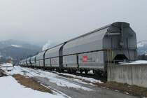 Bahnhof Deutschlandsberg Gleis 5 . Hier zu sehen 8 Gterwagen die auf der Baustelle zum Koralmtunnel  KAT2  zum Einsatz kommen werden /knnen. Die 5 Staubkesselwagen werden durch weitere drei ergnzt werden um den Zement Bedarf zu bewltigen. Damit werden Zge zwischen dem Werk Retznei und der Baustelle gefhrt. Und die drei hinteren Wagen dienen als Ersatz fr die Perlkiestransporte die aus Ungarn zugefhrt werden . 21.02.2013