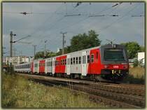 Wiener S-Bahngarnitur, einmal im neuen CS Design, und einmal in der gewohnten Lackierung am 15.8.2006 auf dem Weg nach G�nserndorf (Aufnahme entstand bei der Ausfahrt aus der S-Bahnstation Wien Atzgersdorf-Mauer)