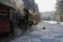 99 7232 mit P8929 in Richtung Nordhausen am Nachmittag des 25.01.2013 beim Verlassen des Bahnhofes Drei Annen Hohne. An der Weiche hinten zweigt nach rechts die Brockenstrecke ab.