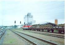 Eine 2143 mit einem Bauzug im Bf. Hartberg.