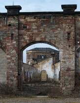 Diese Sicht vom 27.02.2012 gibt es heute (23.02.2013) nicht mehr.

Durch das Bahnhof-21-Projekt sollen wie im Jahr 1998 geplant 20 Hektar nicht mehr bentigte Bahnbetriebsflchen der Stadtentwicklung zur Verfgung gestellt werden. Das Gelnde entspricht dem ehemaligen Dampfbahnbetriebswerk Saarbrcken.

Hierzu muten viele Gebude des Bw abgerissen werden. Der Bahnhof Saabrcken (21) bekam einen neuen zweiten Zugang, den Nordzugang. Aber auch einige Betriebsgleise fielen der Modernisierung zum Opfer.
Bis Gleis 23 wurde frher Personenverkehr betrieben, heute nur noch bis Gleis 16. Gleis 17 und 19 wurden der Durchgngigkeit beraubt und der Aufgang zum Bahnsteig wurde zugemauert. Die Gleise 22 und 23 gibt es nicht mehr. Durch den Wegfall zweier Bahnsteige und 4 Durchgangsgleisen hat man sich in Bezug auf Expansion des Reiseverkehrs unntig eingeschrnkt.

Hier geht es nun anscheinend den letzten Relikten des alten Bw an den Kragen. Vor einigen Wochen war der Boden des alten Lokschuppens noch in Ordnung. Jetzt haben die Presslufthmmer das Wort. Mal sehen, was man vor hat.
Ein Jahr spter (Februar 2013) hat man die beiden Stirnseiten stehen lassen und in ein neues Brogebude integriert, ist aber noch nicht fertig.

Im Gegensatz zu Stuttgart 21 beliefen sich die Kosten  nur  auf 31 Millionen Euro. Das Land und die Stadt Saarbrcken wurden natrlich an den Kosten beteiligt.

Der alte Wasserturm steht unter Denkmalschutz und soll erhalten bleiben.