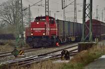 Nun ist es so weit, der Rangierer geht zum Ankuppeln zwischen Lok und Wagen. Kurze Zeite spter setzt sich der Lindwurm in Richtung St.Peter in Bewegung..... die 272 012-2 der HGK muss sich mchtig ins Zeug legen um der Zug ins Rollen zu bringen. Samstag 23.2.2013