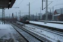 Hier ein Wettrennen zwischen einer ES 64-U2 und einem Cantus FLIRT am 23.2.13 durch den Bahnhof Gttingen.