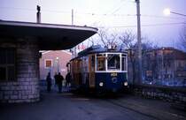 Von Triest aus fhrt direkt aus der Stadtmitte hinauf in die Berge bis dicht 
an die Grenze zu Slovenien eine Straenbahn. Auf einem Teilabschnitt wird
sie mit einem Hilfswagen geschoben, weil sie sonst die Steigung nicht schaffen 
wrde. Am 19.1.1991 stand Tram Triebwagen 404 abends an der Endhaltestelle.
Dort befindet sich brigens auch das Depot fr die Fahrzeuge.
