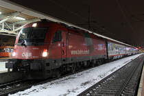 Die 1216 011 / E 190 011 mit einem EC aus Verona nach Mnchen in Wrgl HBF am 23.02.2013