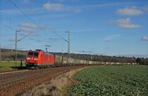 185 053-6 legt sich mit einem Ambrogio-Blockzug Richtung Norden bei Niederwalluf in die Kurve. 11.01.13