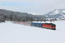BB 1144 071 zieht Turnuszug ber den Pass Grieen.
Hochfilzen, 16.02.13