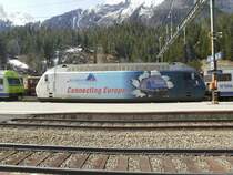 BLS Lok 465001 im Design  Connecting Europe  am 05.04.2010 im Bahnhof Kandersteg, der hchsten Station auf der BLS-Nordrampe.