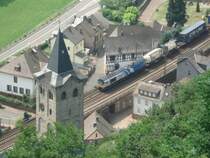 Am 07.06.2008 fhrt eine Class 66 mit einem Gterzug durch St. Goarshausen. Das Bild entstand von Burg Katz aus.
