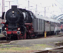 01 1066 hat mit ihrem Sonderzug von Trier nach Saarbrcken einen Halt in Dillingen-Saar eingelegt. Das Osterwochenende 2010 war ziemlich verregnet, dennoch hatte das Dampfspektakel 2010 an Saar - Mosel und in der Eifel regen Zuspruch.
Leider hatte ich zu dieser Zeit nur eine 5 Megapixel Kamera von Kodak.
03.04.2010