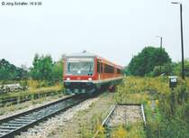 Fnf Jahre spter sah der stliche Weichenbereich in Pneck viel ungepflegter aus. 928 604 wird in wenigen Sekunden am unteren Bahnhof ankommen. (16.9.00)
