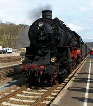 Sie fllt immer auf, denn....

wenn sie loslegt dann macht sie von der Mehrzahl der Dampfloks den meisten Qualm......ups....Dampf natrlich.

58 311 wird gleich einen Sonderzug ber die Eifelquerbahn nach Daun nachschieben. Jetzt aber schnell, denn wir wollen mit!

Leider wird es ab dem Jahr 2013 keine Sonderfahrten mehr auf der Eifelquerbahn geben. Die Politik hatte auch mal wieder ihre  negativen  Hnde im Spiel.

Gerolstein 05.04.2010