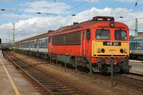 418 303 steht am 20.02.2013 am Bahnsteig 4 in Szombathely zur Abfahrt bereit.