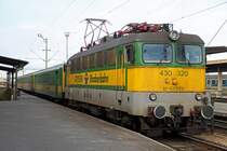 430 320 wartet am 20.02.2013 in Szombathely am Bahnsteig 1 auf die Abfahrt mit ihrem Zug nach Szentgotthard.