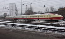 Ehemaliger dieselhydraulischer Schnelltriebzug der DR 175 015-7 bei leichtem Schneefall abgestellt am 23.02.2013 in Berlin Lichtenberg.
Hersteller: VEB Waggonbau Grlitz
Achsformel: B'2'+2'2'+2'2'+2'B'
Lnge: 98.060 mm
Leistung: 2 X 736 kW
Hchstgeschwindigkeit: 160 km/h
