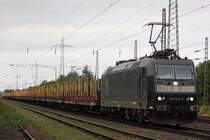 MRCE 185 557 am 5.9.12 mit einem leeren Holzzug in Ratingen-Lintorf.