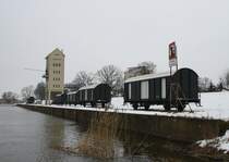 23.2.2013 Gro Neuendorf. Ehemaliger Hafenbahnhof der Oderbruchbahn. In den Wagen kann bernachtet werden.
