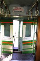 Fahren mit offenen Türen ist in Thailand nichts Aussergewöhnliches. บชส. 298 (บชส. =BTC./Bogie Third Class Carriage), aufgenommen während der Fahrt mit dem ORD 447 am 07.Jänner 2013 zwischen den Bf. Thung Song Junction und Sai Yai.
