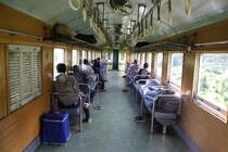 Innenansicht des บชส. 298 (บชส. =BTC./Bogie Third Class Carriage), aufgenommen während der Fahrt mit dem ORD 447 am 07.Jänner 2013 zwischen den Bf. Thung Song Junction und Sai Yai.

