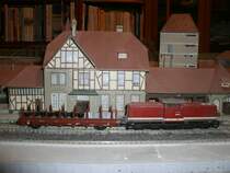 110 025 mit einer bergabe fr das Industriegebiet auf meiner H0-Zimmeranlage.