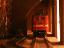 Im Tunnel,auf meiner H0-Zimmeranlage,befand sich PIKO`s Holzroller 211 035.