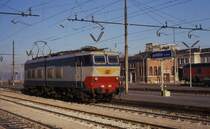 Durch die Tatsache, dass der Hauptbahnhof von Venedig, 
Venedig Santa Lucia, ein Kopfbahnhof ist, finden auch hufig
Rangierfahrten statt. Hier setzte am 19.1.1991 die FS Elektrolok
656049 um.