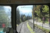Mit dem BLM Triebwagen BDe 4/4 geht es in Richtung Mrren(1634 m..M.)Rechts 
der Wanderweg zwischen Mrren und Grtschalp.03.10.12 

