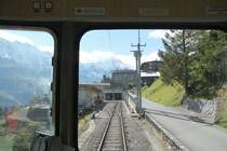 Einfahrt in die Endstation der BLM in Mrren auf 1634 m..M.Von hier fuhr von 1894 bis 1937 eine Pferdetramway zum Grand Hotel Kurhaus Mrren.Ein Wagen dieser ehem.Pferdetramway steht in der Schalterhalle der Station.03.10.12

